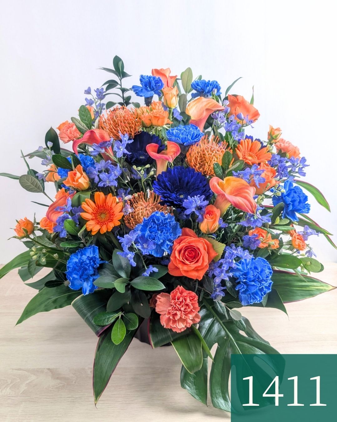 青色とオレンジ色の花束、おしゃれなアレンジメント。お祝い・記念日に喜ばれるお花のギフト