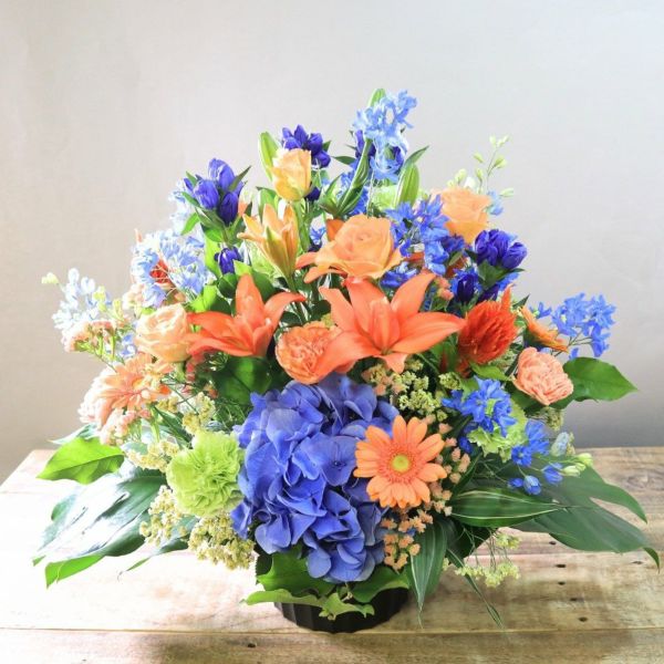 青色とオレンジ色の花束、おしゃれなアレンジメント。お祝い・記念日に喜ばれるお花のギフト