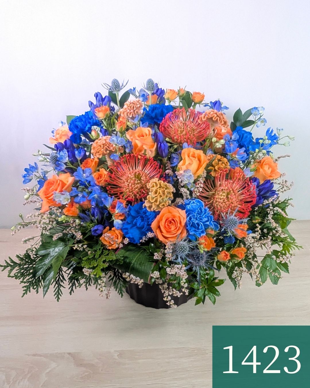 青色とオレンジ色の花束、おしゃれなアレンジメント。お祝い・記念日に喜ばれるお花のギフト