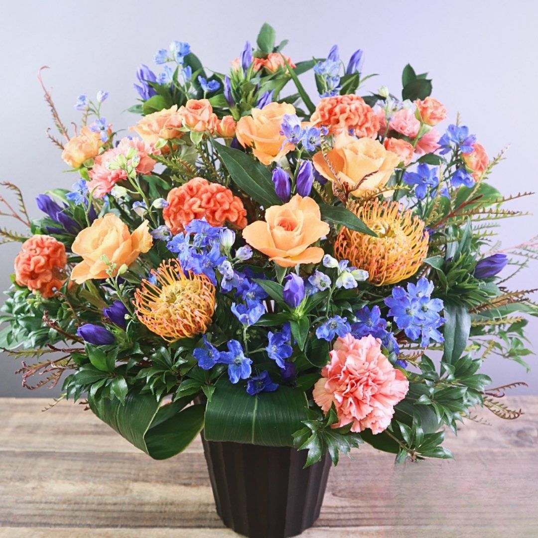 青色とオレンジ色の花束、おしゃれなアレンジメント。お祝い・記念日に喜ばれるお花のギフト