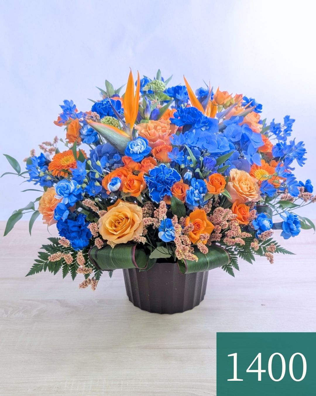 青色とオレンジ色の花束、おしゃれなアレンジメント。お祝い・記念日に喜ばれるお花のギフト