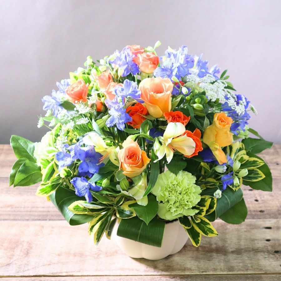 青色とオレンジ色の花束、おしゃれなアレンジメント。お祝い・記念日に喜ばれるお花のギフト