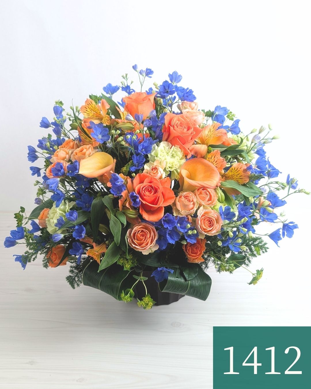 青色とオレンジ色の花束、おしゃれなアレンジメント。お祝い・記念日に喜ばれるお花のギフト
