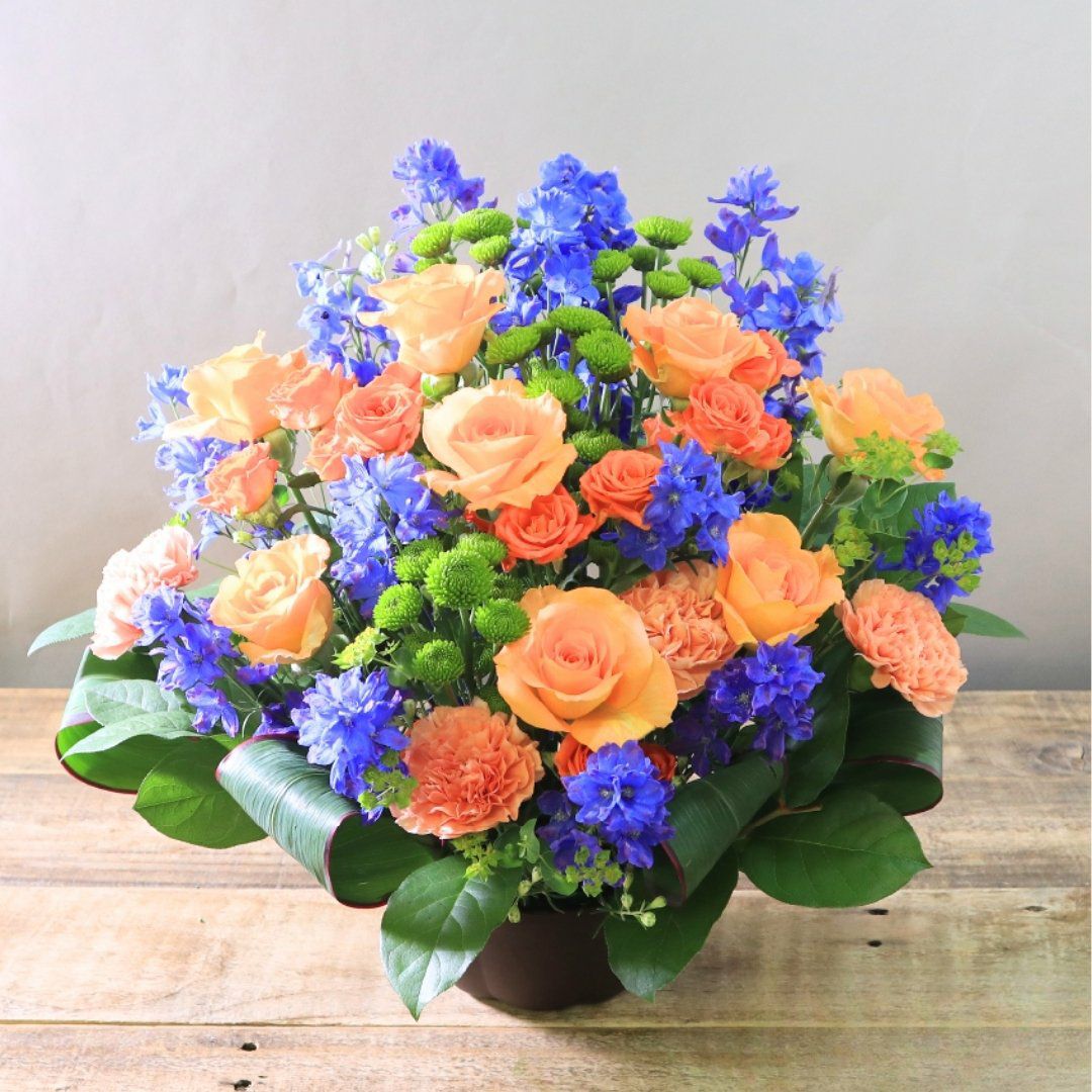 青色とオレンジ色の花束、おしゃれなアレンジメント。お祝い・記念日に喜ばれるお花のギフト