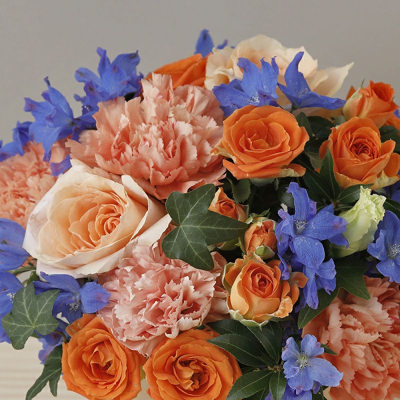 青色とオレンジ色の花束、おしゃれなアレンジメント。お祝い・記念日に喜ばれるお花のギフト