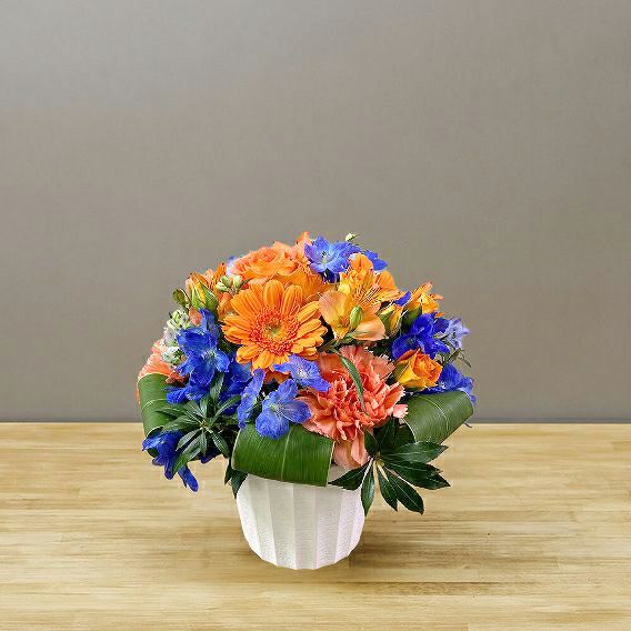 青色とオレンジ色の花束、おしゃれなアレンジメント。お祝い・記念日に喜ばれるお花のギフト