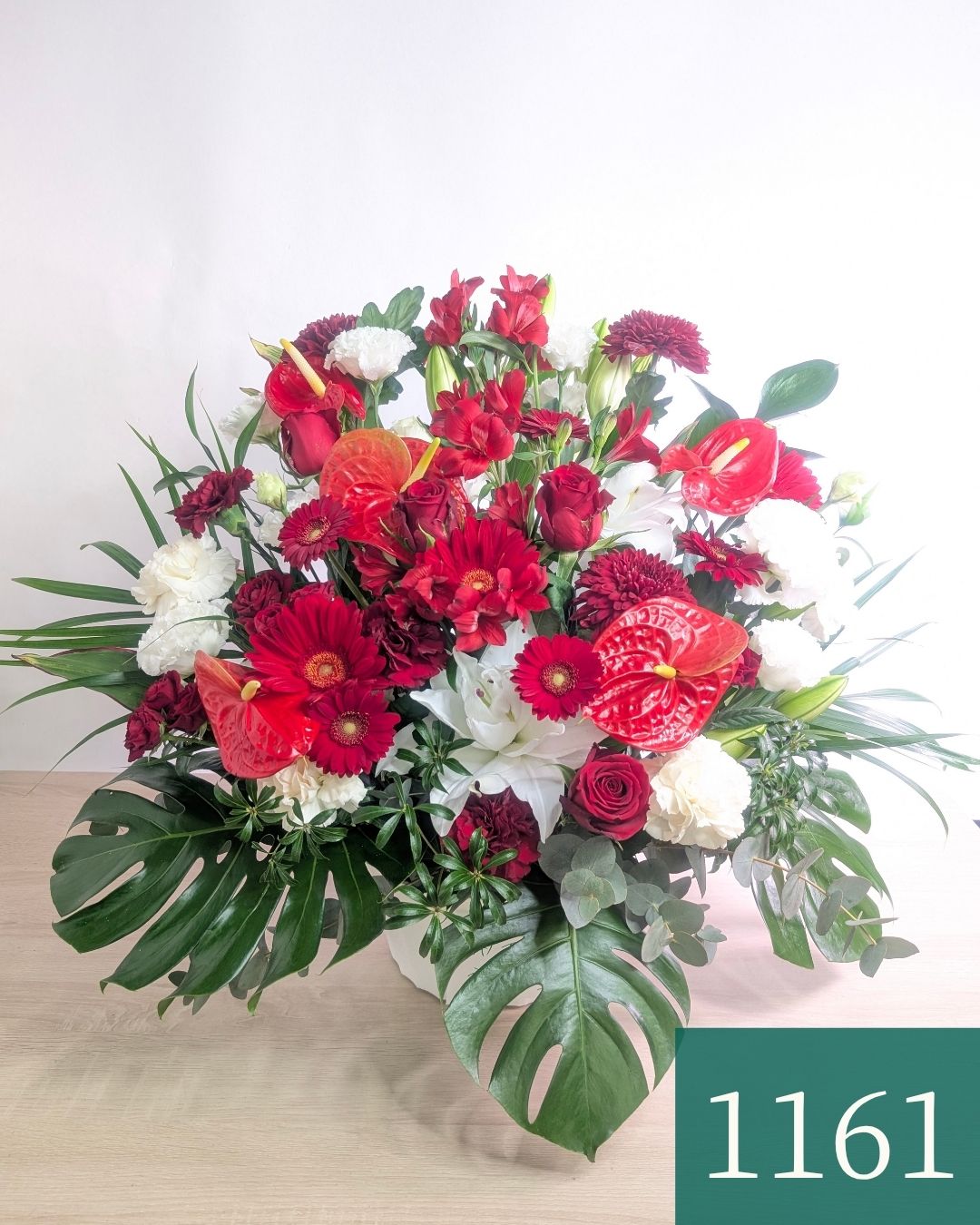 赤色と白色の花束、アレンジメント。お祝い・記念日に贈るお花のプレゼント・贈り物