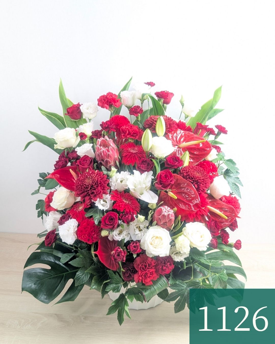 赤色と白色の花束、アレンジメント。お祝い・記念日に贈るお花のプレゼント・贈り物