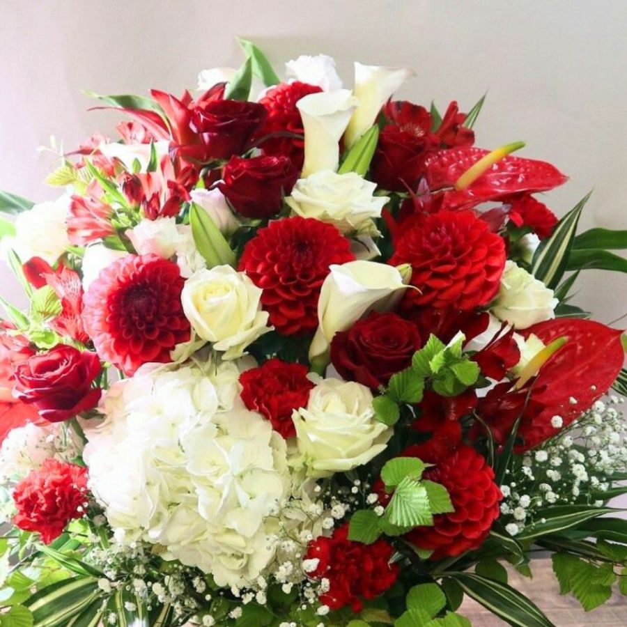 赤色と白色の花束、アレンジメント。お祝いに贈るフラワーギフト。