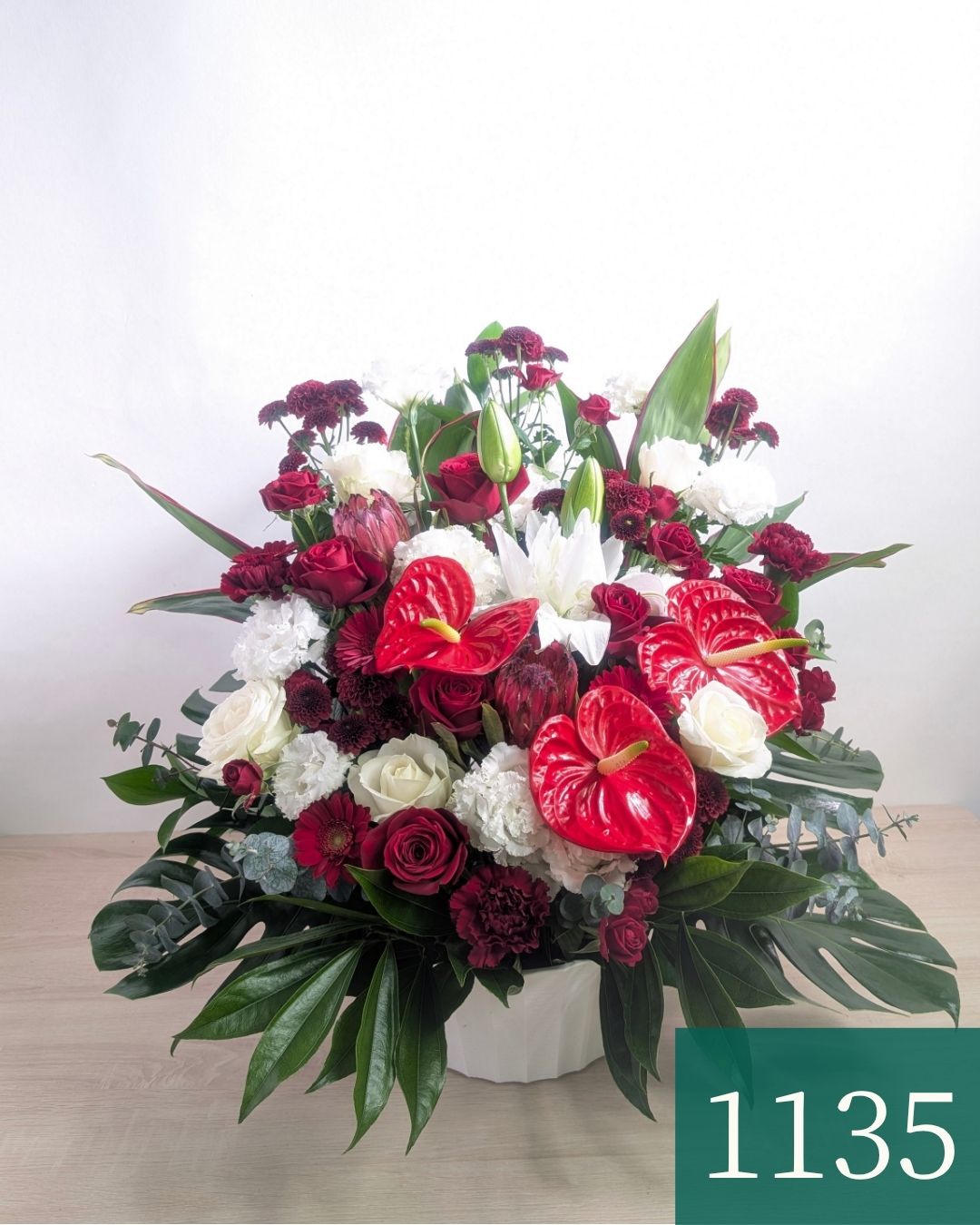 赤色と白色の花束、アレンジメント。お祝い・記念日に贈るお花のプレゼント・贈り物