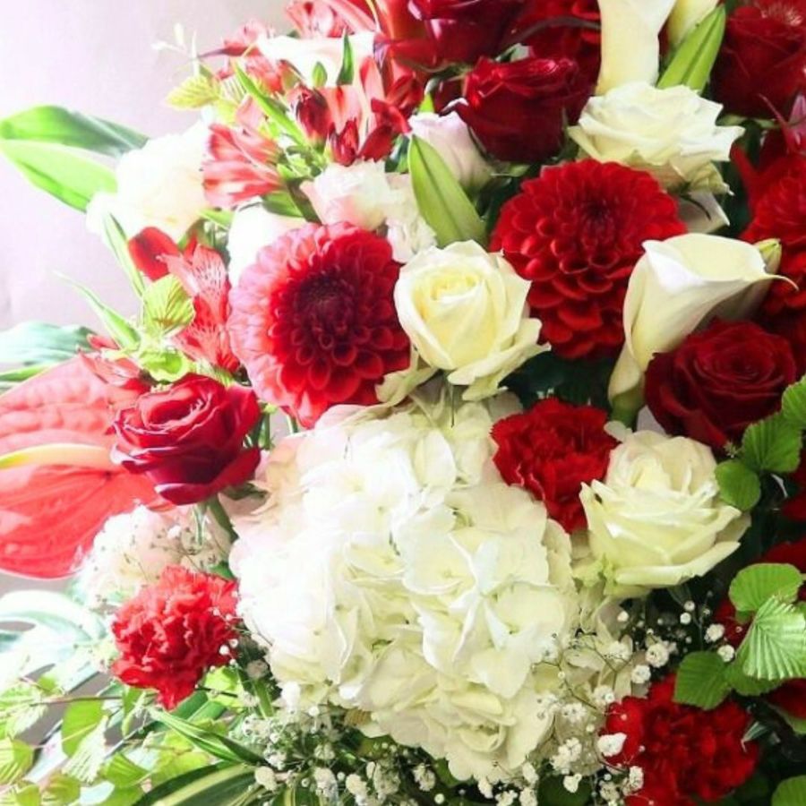 赤色と白色の花束、アレンジメント。お祝いに贈るフラワーギフト。