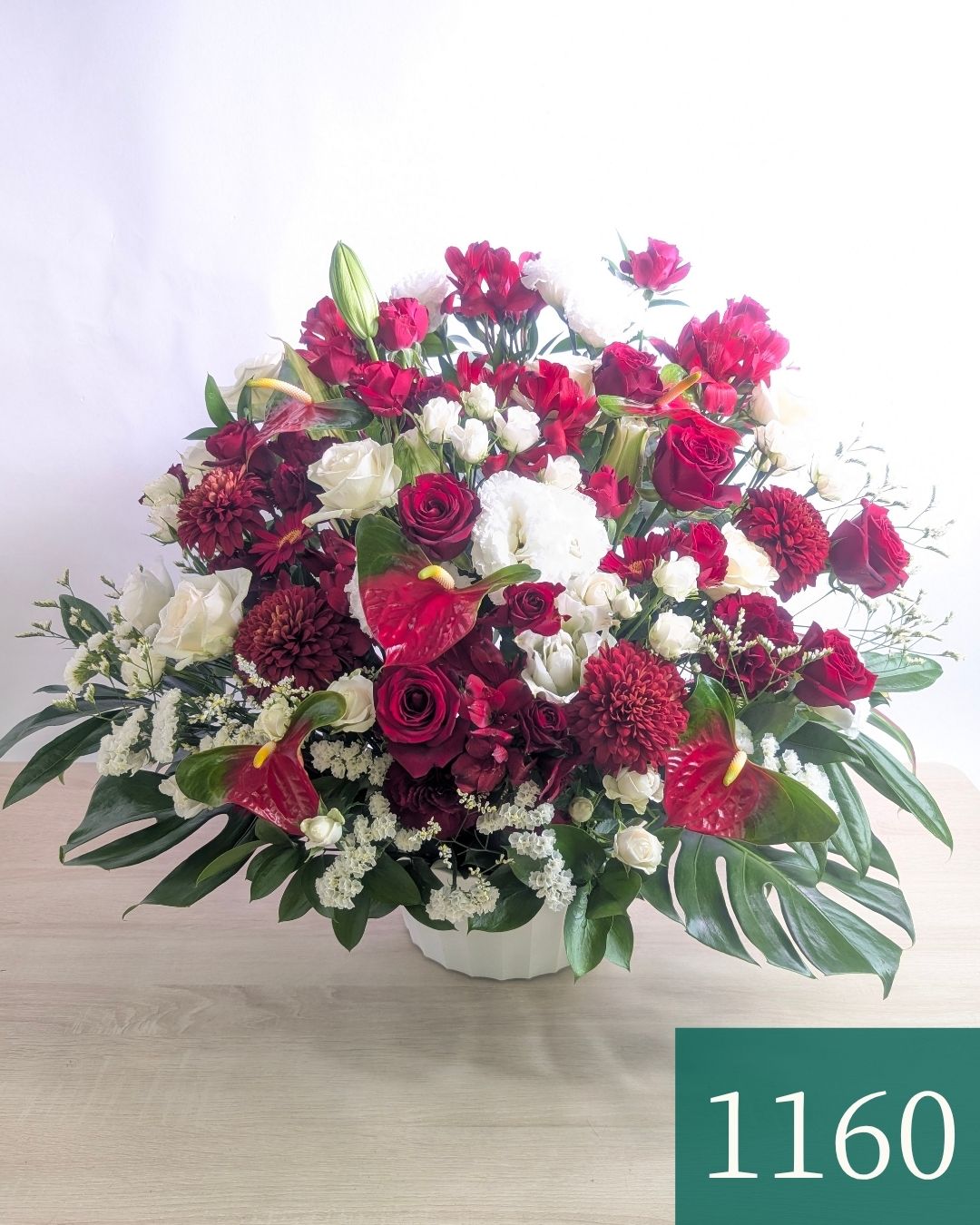 赤色と白色の花束、アレンジメント。お祝い・記念日に贈るお花のプレゼント・贈り物