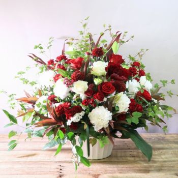 赤色と白色の花束、アレンジメント。お祝い・記念日に贈るお花のプレゼント・贈り物