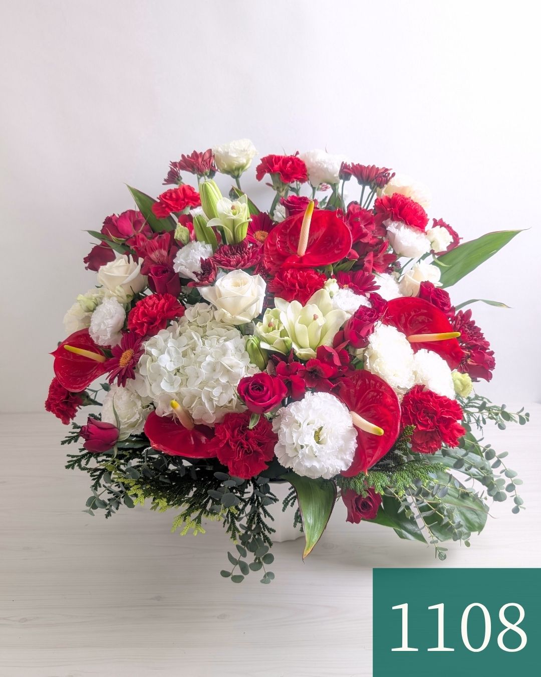 赤色と白色の花束、アレンジメント。お祝い・記念日に贈るお花のプレゼント・贈り物