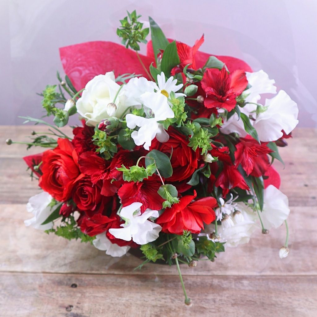 赤色と白色の花束、アレンジメント。お祝い・記念日に贈るお花のプレゼント・贈り物