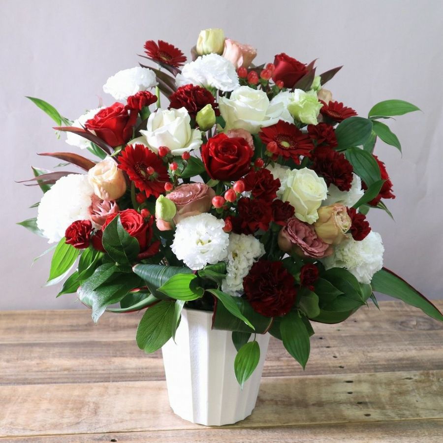 赤色と白色の花束、アレンジメント。お祝い・記念日に贈るお花のプレゼント・贈り物