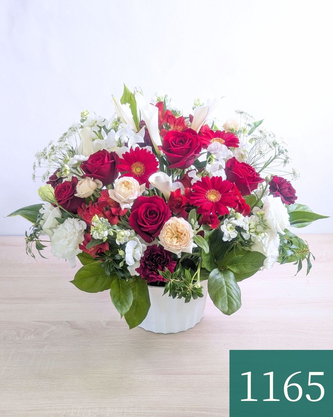赤色と白色の花束、アレンジメント。お祝い・記念日に贈るお花のプレゼント・贈り物