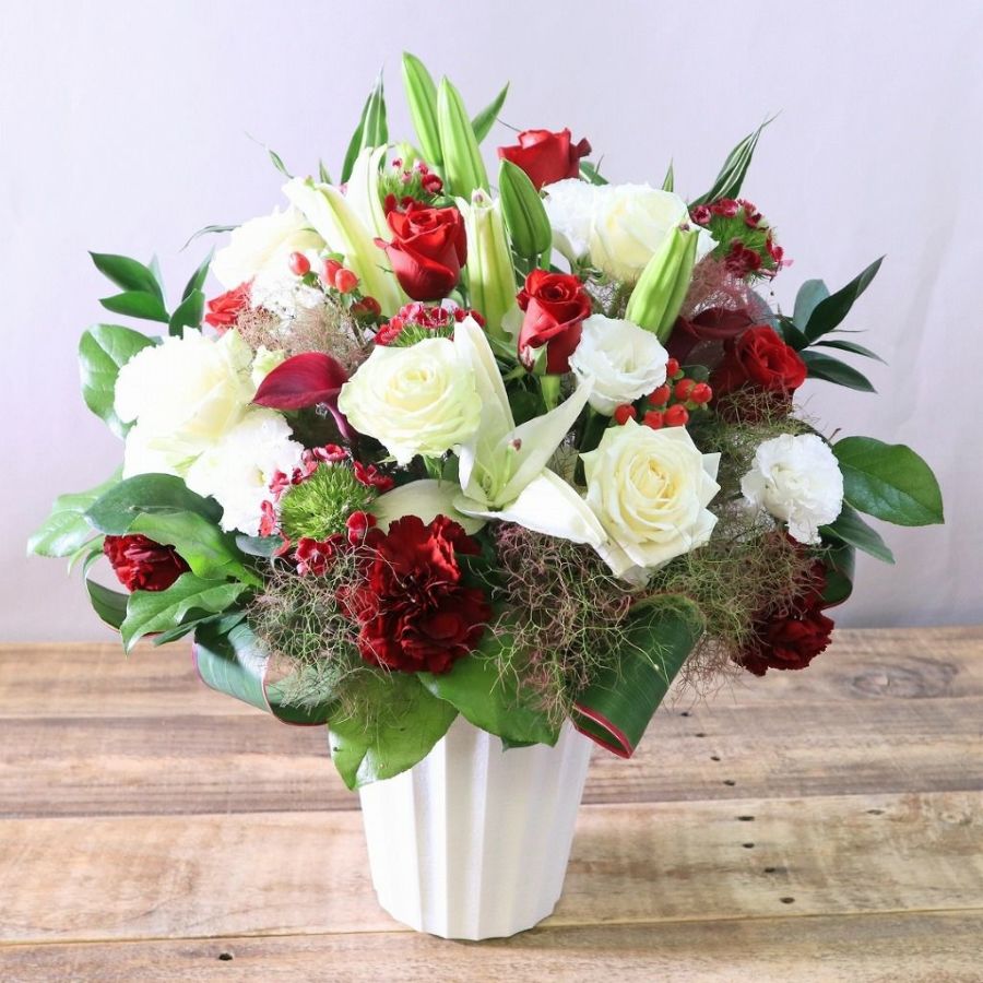 赤色と白色の花束、アレンジメント。お祝い・記念日に贈るお花のプレゼント・贈り物