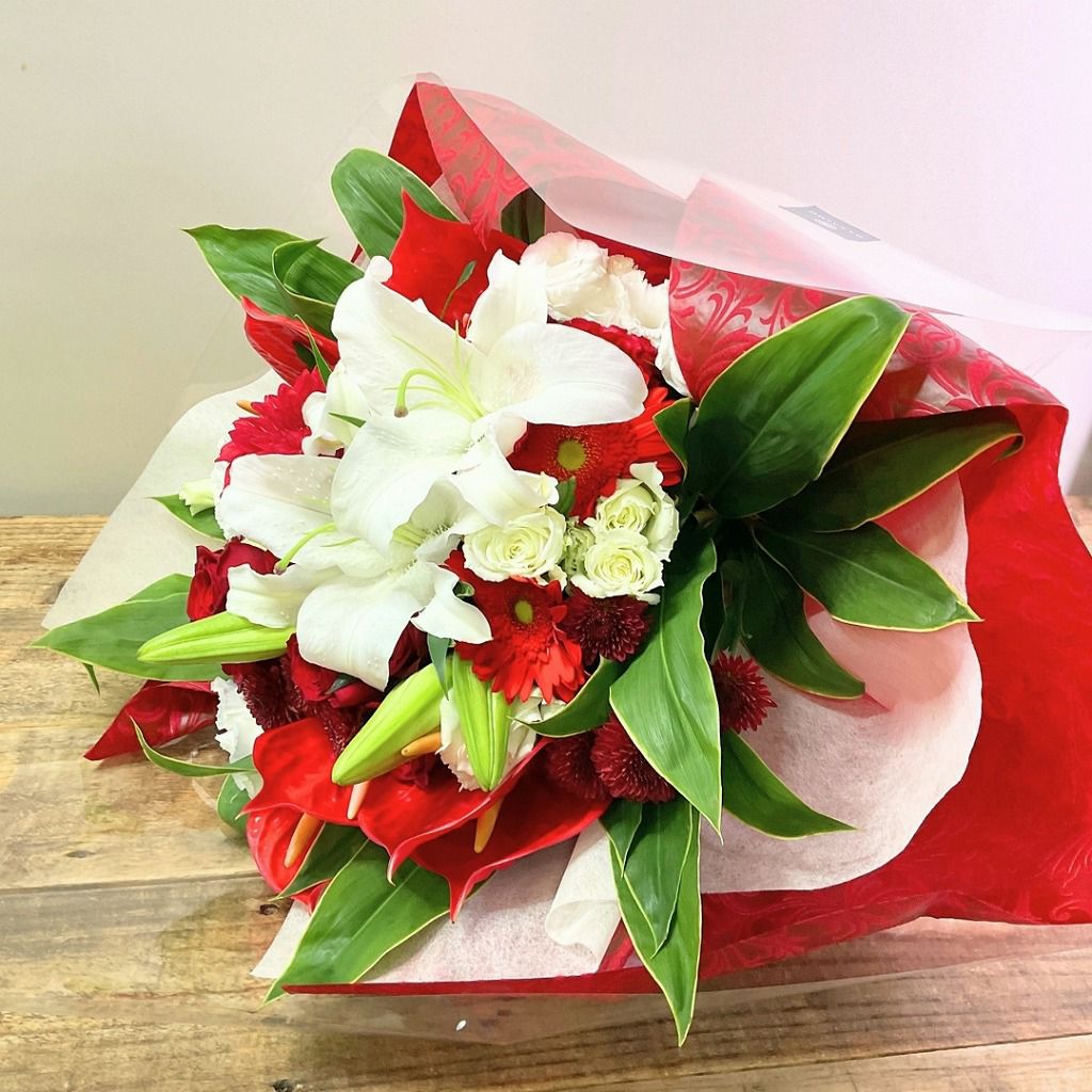 赤色と白色の花束、アレンジメント。お祝い・記念日に贈るお花のプレゼント・贈り物