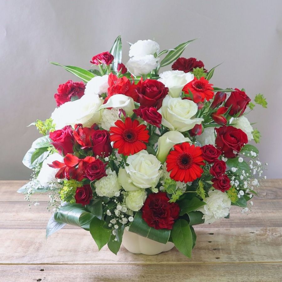 【おめでたい紅白の花ギフト・選ばれるサイズ感】アレンジメント「ことぶき」 M ｜フラワーギフト通販｜ 花以想（はないも）