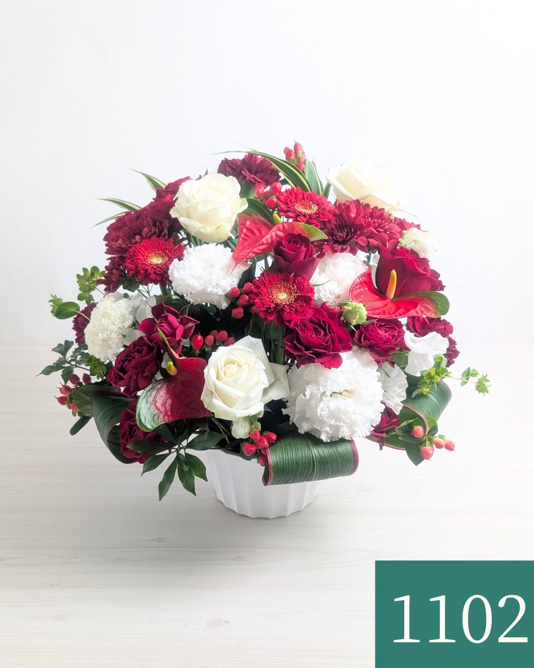 赤色と白色の花束、アレンジメント。お祝い・記念日に贈るお花のプレゼント・贈り物