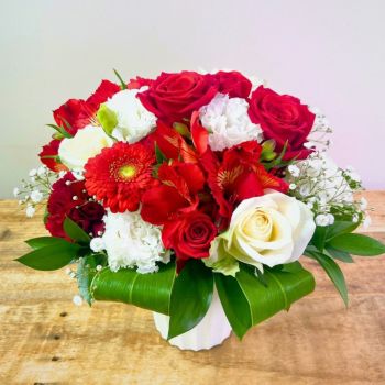 赤色と白色の花束、アレンジメント。お祝い・記念日に贈るお花のプレゼント・贈り物