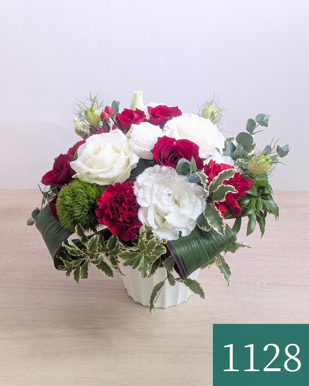 赤色と白色の花束、アレンジメント。お祝い・記念日に贈るお花のプレゼント・贈り物