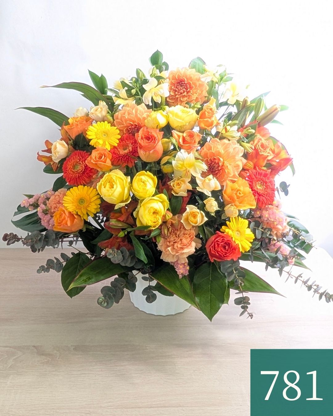 黄色とオレンジ色の花束、アレンジメント。お祝い・記念日に贈るお花のプレゼント・贈り物