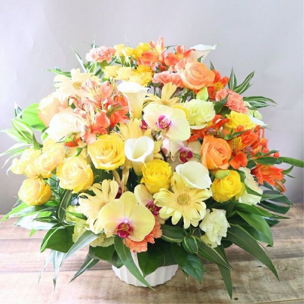 黄色とオレンジ色の花束、アレンジメント。お祝い・記念日に贈るお花のプレゼント・贈り物