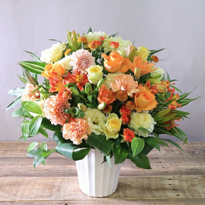 黄色とオレンジ色の花束、アレンジメント。お祝い・記念日に贈るお花のプレゼント・贈り物