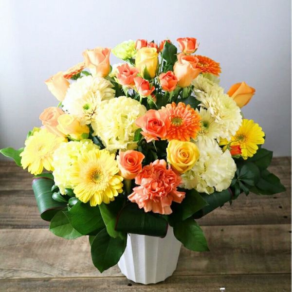 多様な色の花のアレンジメント ビタミンカラーのお花 プレゼント】アレンジメント「おひさま」 華やか