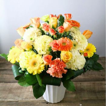 黄色とオレンジ色の花束、アレンジメント。フラワーギフトです。