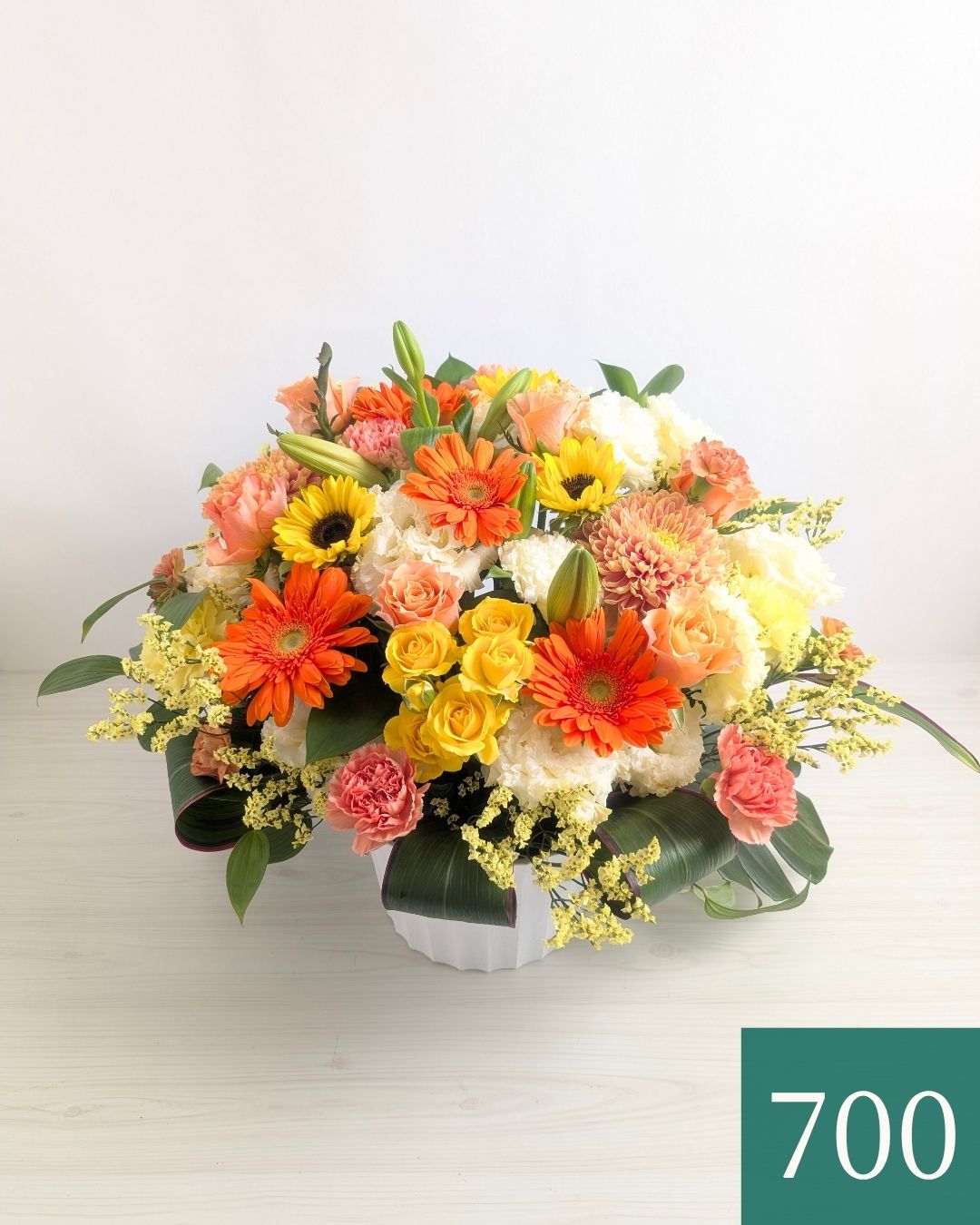 お花のプレゼント、贈り物。黄色とオレンジ色の花束・アレンジメントを贈る。フラワーギフト
