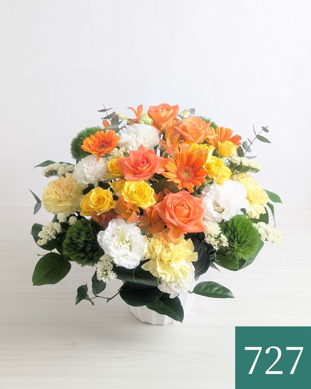 お花のプレゼント、贈り物。黄色とオレンジ色の花束・アレンジメントを贈る。フラワーギフト
