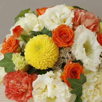 お花のプレゼント、贈り物。黄色とオレンジ色の花束・アレンジメントを贈る。フラワーギフト