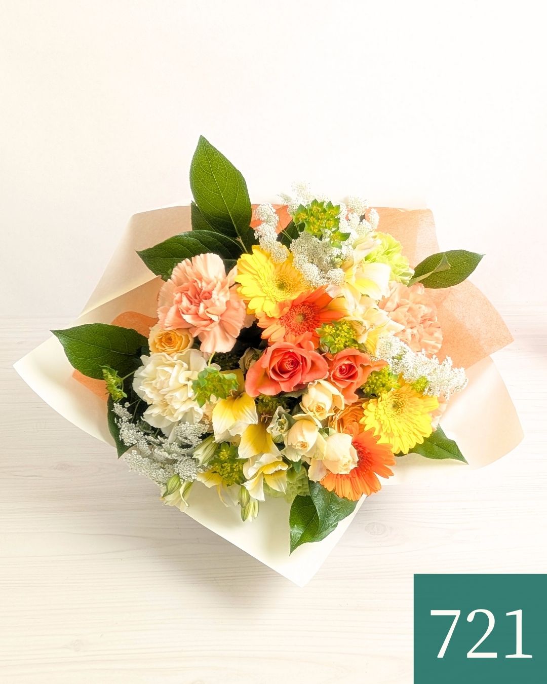 お花のプレゼント、贈り物。黄色とオレンジ色の花束・アレンジメントを贈る。フラワーギフト