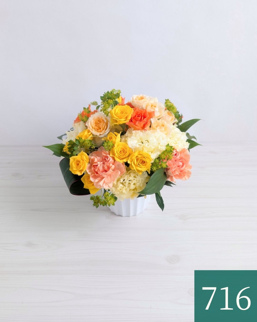 お花のプレゼント、贈り物。黄色とオレンジ色の花束・アレンジメントを贈る。フラワーギフト