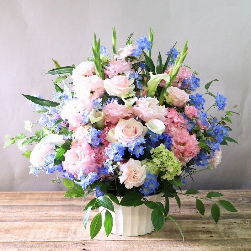 お花のプレゼント、贈り物。水色とピンク色の花束・アレンジメントを贈る。フラワーギフト