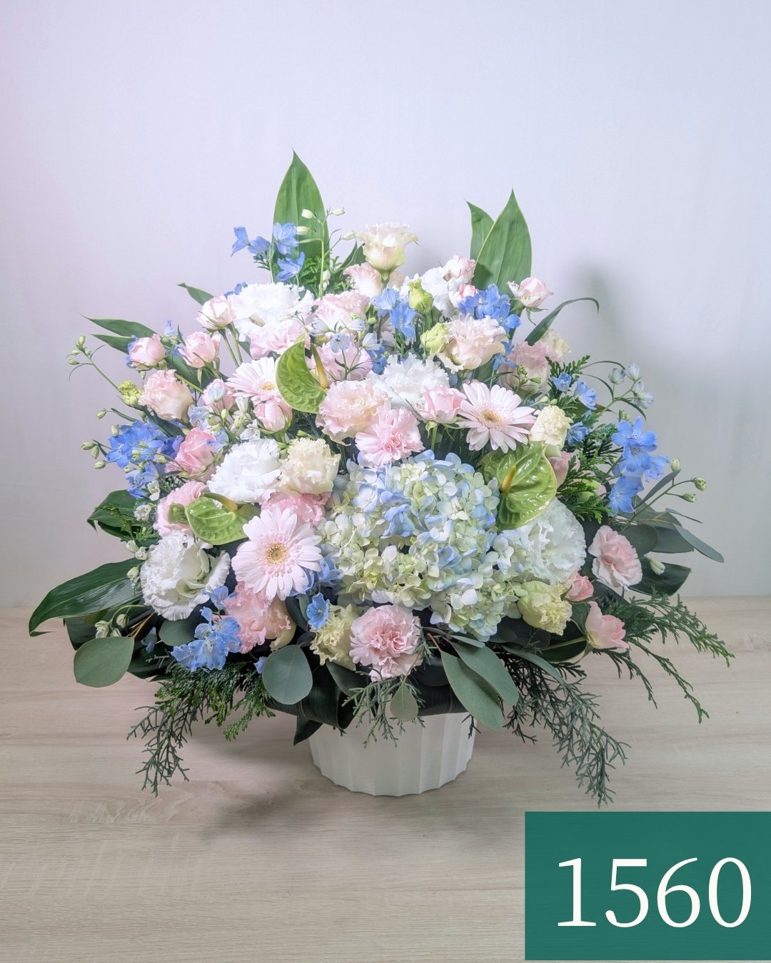 お花のプレゼント、贈り物。水色とピンク色の花束・アレンジメントを贈る。フラワーギフト