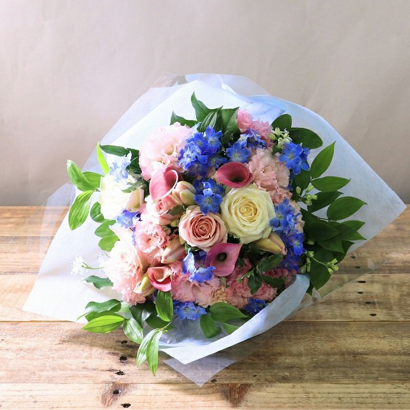 お花のプレゼント、贈り物。水色とピンク色の花束・アレンジメントを贈る。フラワーギフト