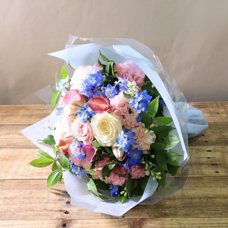 お花のプレゼント、贈り物。水色とピンク色の花束・アレンジメントを贈る。フラワーギフト