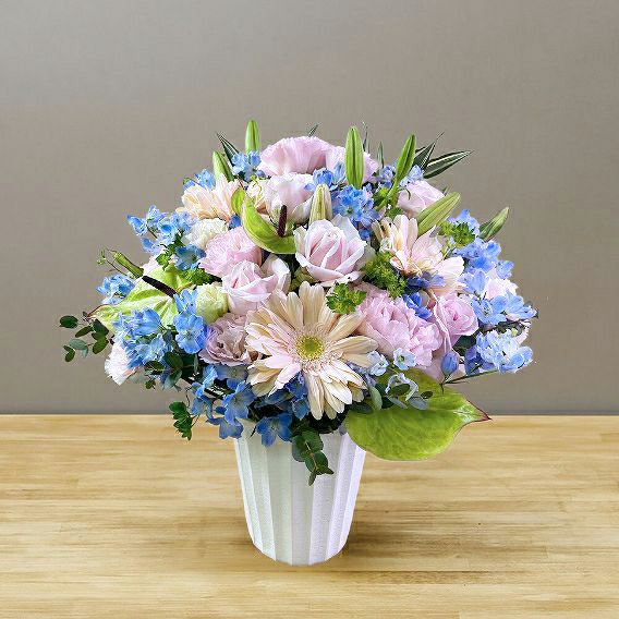 お花のプレゼント、贈り物。水色とピンク色の花束・アレンジメントを贈る。フラワーギフト