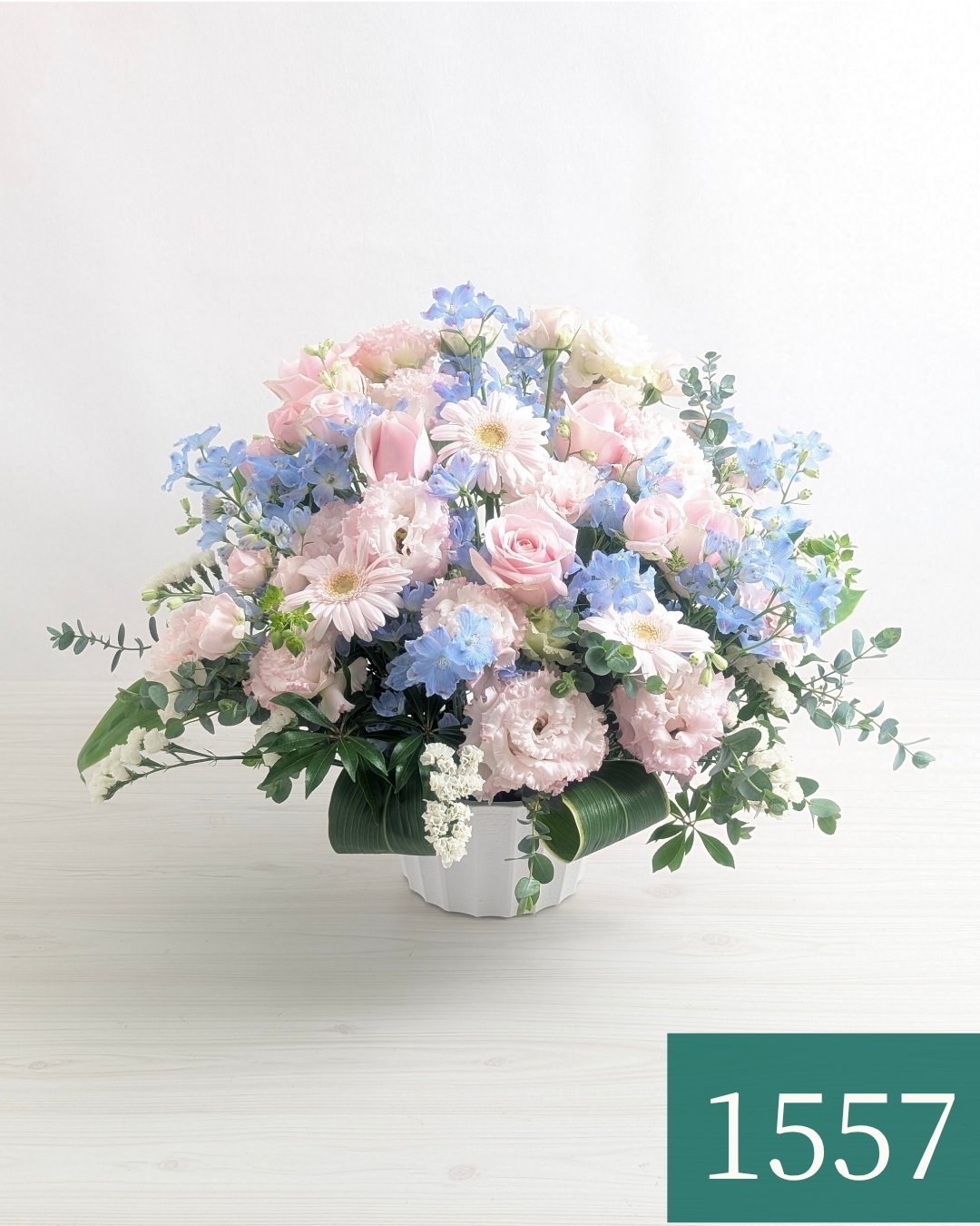 お花のプレゼント、贈り物。水色とピンク色の花束・アレンジメントを贈る。フラワーギフト