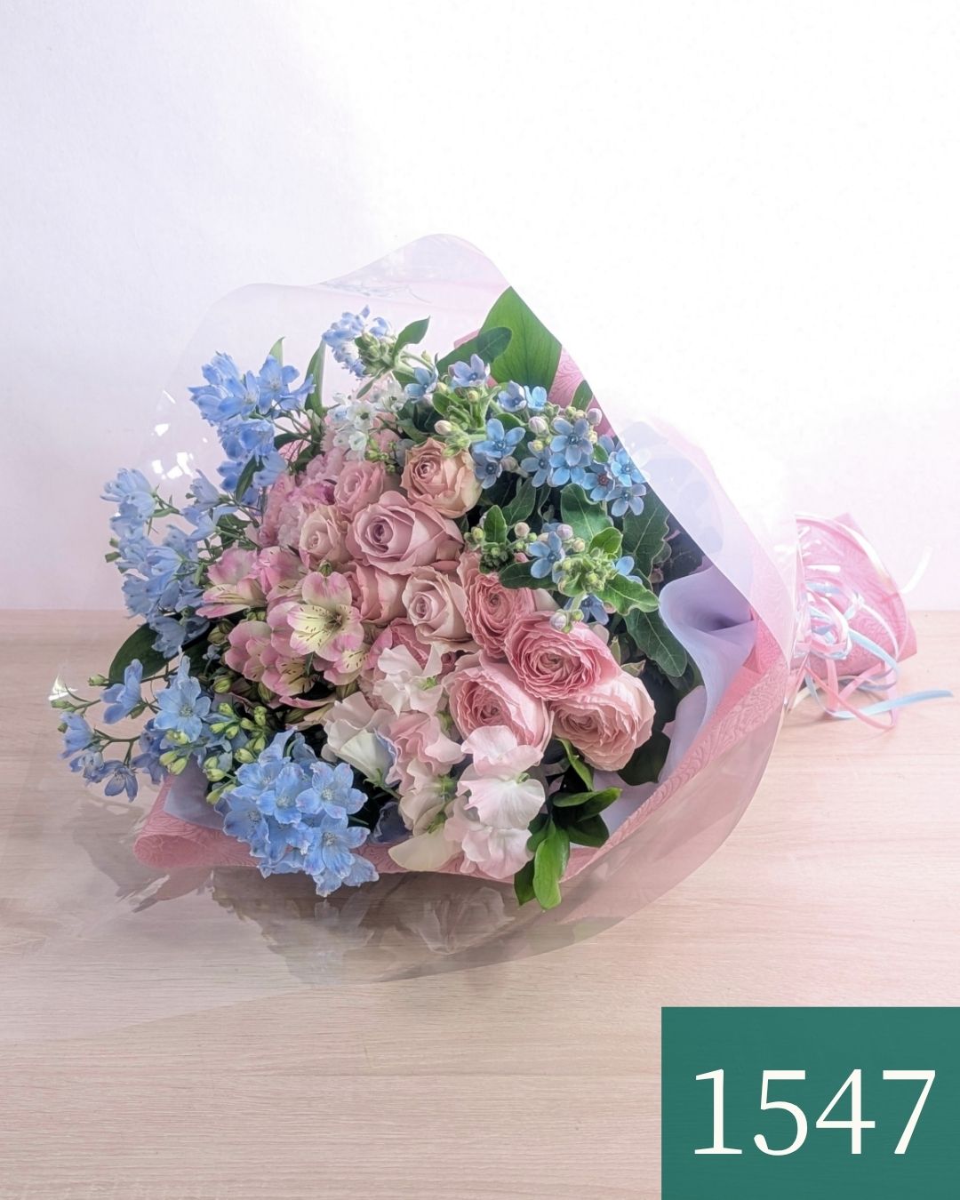 お花のプレゼント、贈り物。水色とピンク色の花束・アレンジメントを贈る。フラワーギフト
