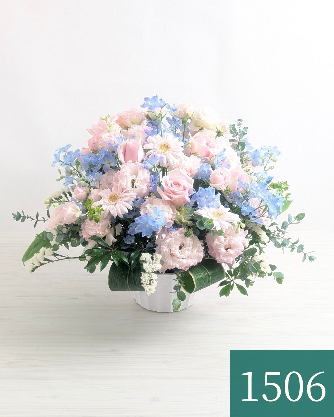 お花のプレゼント、贈り物。水色とピンク色の花束・アレンジメントを贈る。フラワーギフト