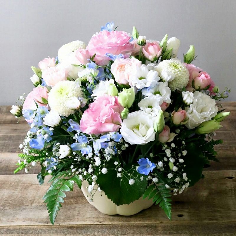 お花のプレゼント、贈り物。水色とピンク色の花束・アレンジメントを贈る。フラワーギフト