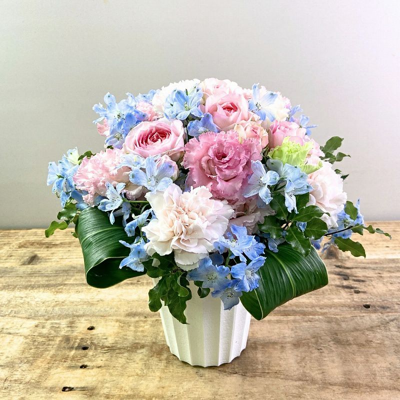 お花のプレゼント、贈り物。水色とピンク色の花束・アレンジメントを贈る。フラワーギフト