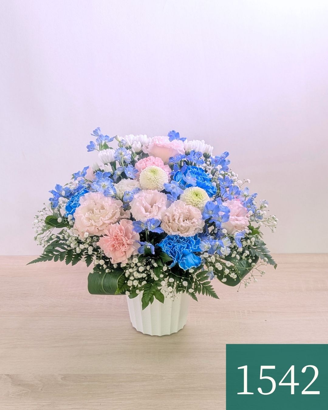 お花のプレゼント、贈り物。水色とピンク色の花束・アレンジメントを贈る。フラワーギフト