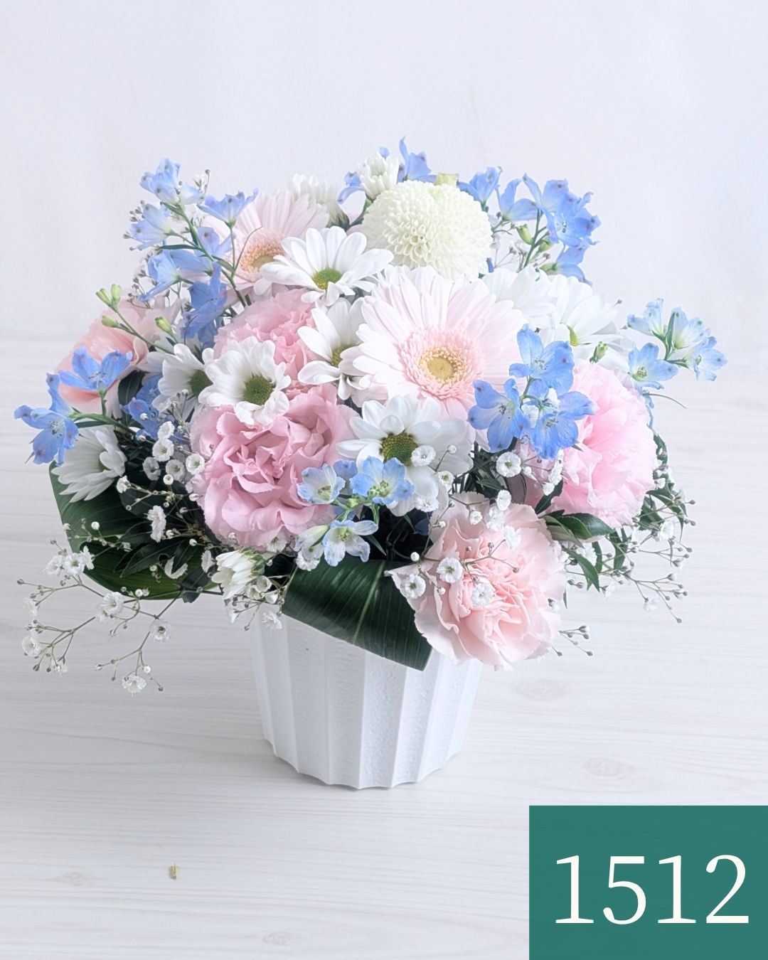 お花のプレゼント、贈り物。水色とピンク色の花束・アレンジメントを贈る。フラワーギフト