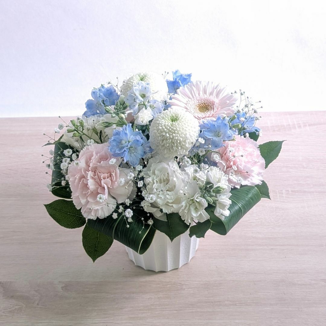 お花のプレゼント、贈り物。水色とピンク色の花束・アレンジメントを贈る。フラワーギフト